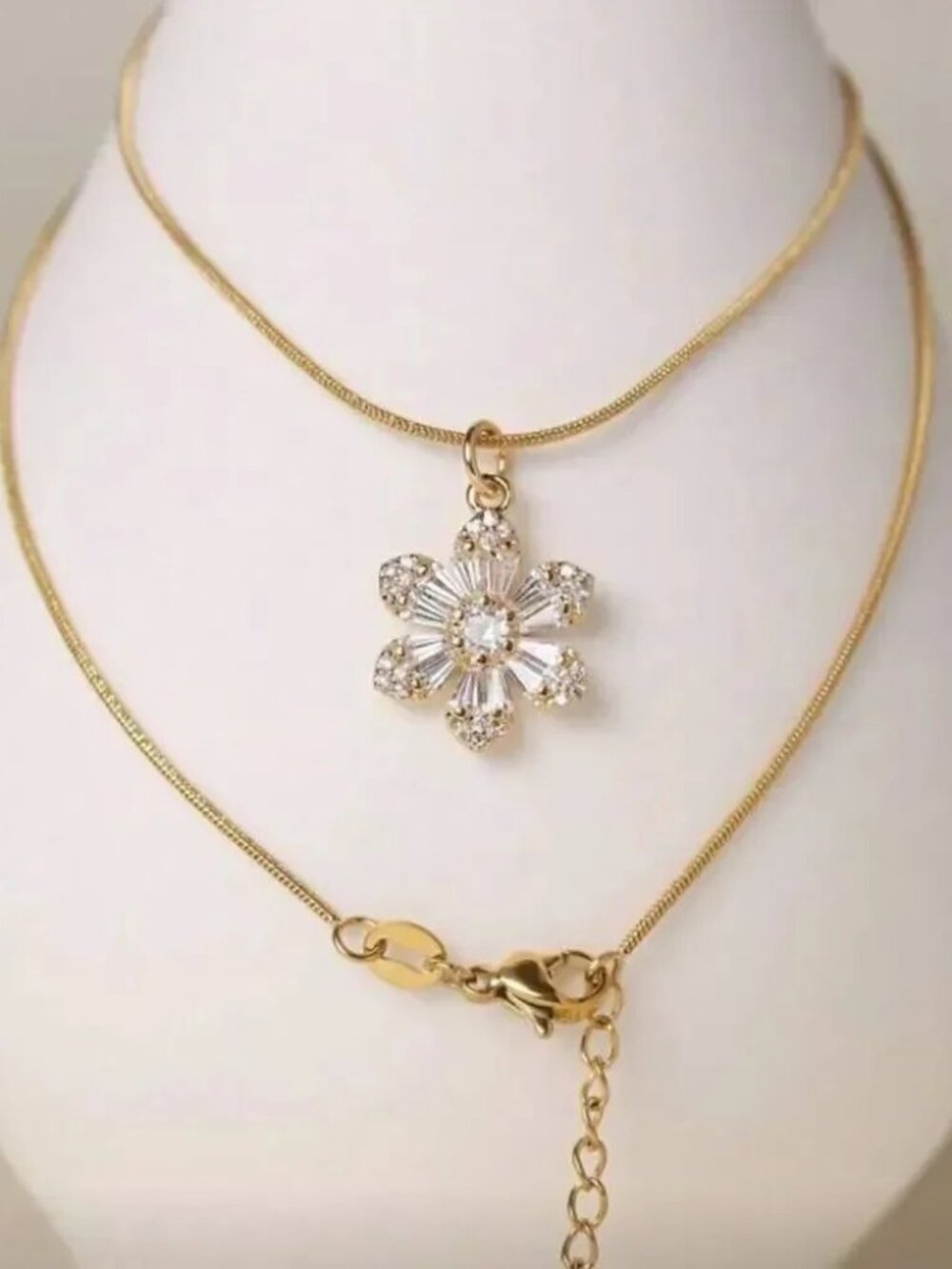 Gold Flower Pendant Necklace Q653